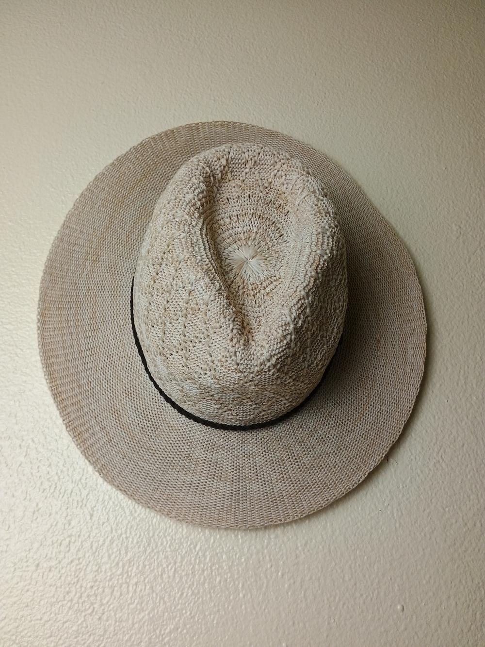Breathable Wide-Brim Straw Hat in Natural Cream with Dark Band